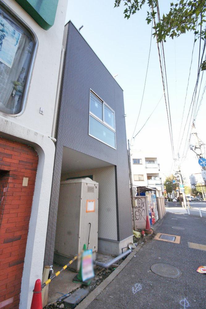 Local photos, including front road. Since the sidewalk has firmly, It is safe to jump out of small children.