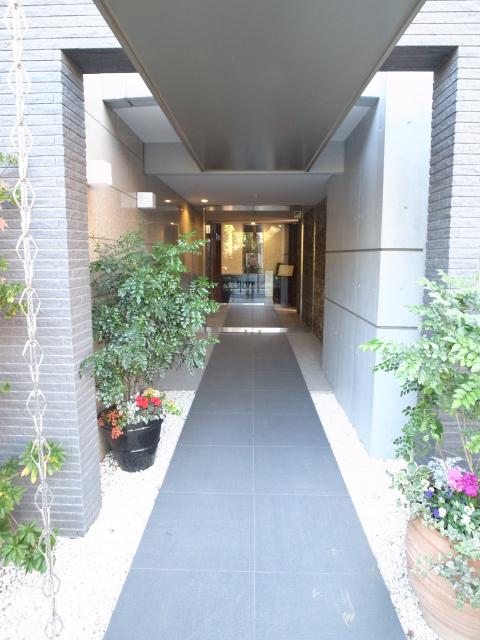 Entrance. Common areas