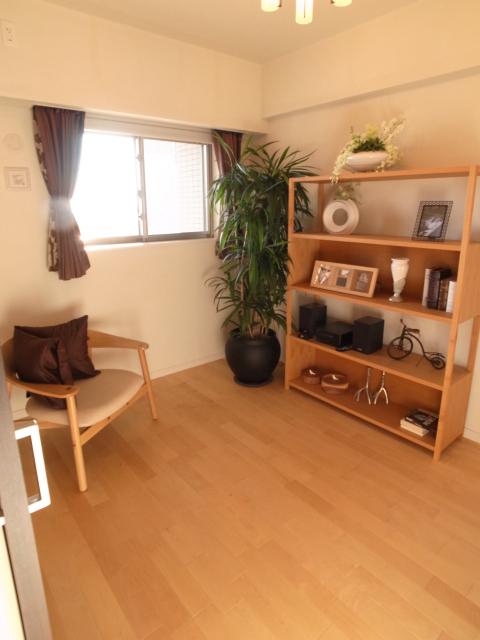 Other local. 2 along the line more accessible 						 / 							Energy-saving water heaters 						 / 							See the mountain 						 / 							Facing south 						 / 							System kitchen 						 / 							Bathroom Dryer 						 / 							Corner dwelling unit 						 / 							Yang per good 						 / 							All room storage 						 / 							24 hours garbage disposal Allowed 						 / 							Face-to-face kitchen 						 / 							Barrier-free 						 / 							2 or more sides balcony 						 / 							South balcony 						 / 							Double-glazing 						 / 							Elevator 						 / 							Otobasu 						 / 							TV monitor interphone 						 / 							Mu front building 						 / 							Ventilation good 						 / 							All living room flooring 						 / 							Good view 						 / 							Walk-in closet 						 / 							water filter 						 / 							BS ・ CS ・ CATV 						 / 							Fireworks viewing 						 / 							Flat terrain 						 / 							Delivery Box