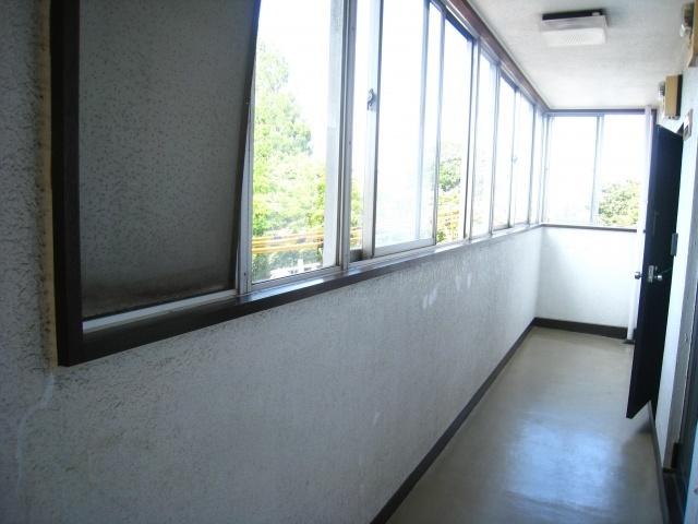 Other common areas. Shared hallway. Because of an inner corridor design, The sound of the entrance side (national highway) is also difficult to enter.