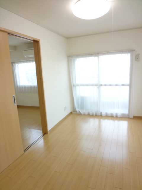 Other room space. Very bright three direction room