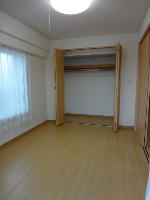 Other room space. Storage space is also plenty of two-sided lighting of the room! 