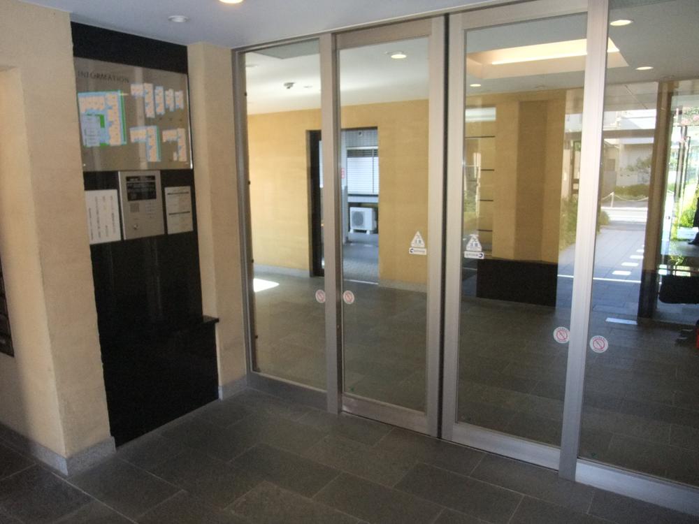 Entrance. Common areas