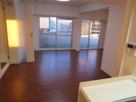 Living. ~ New interior renovation completed ~  ◆ 7 floor of the south ・ West ・ Yang per per east of 3 direction room ・ View is good ◆ "Ogikubo" station 1 minute walk from the location of the ◆