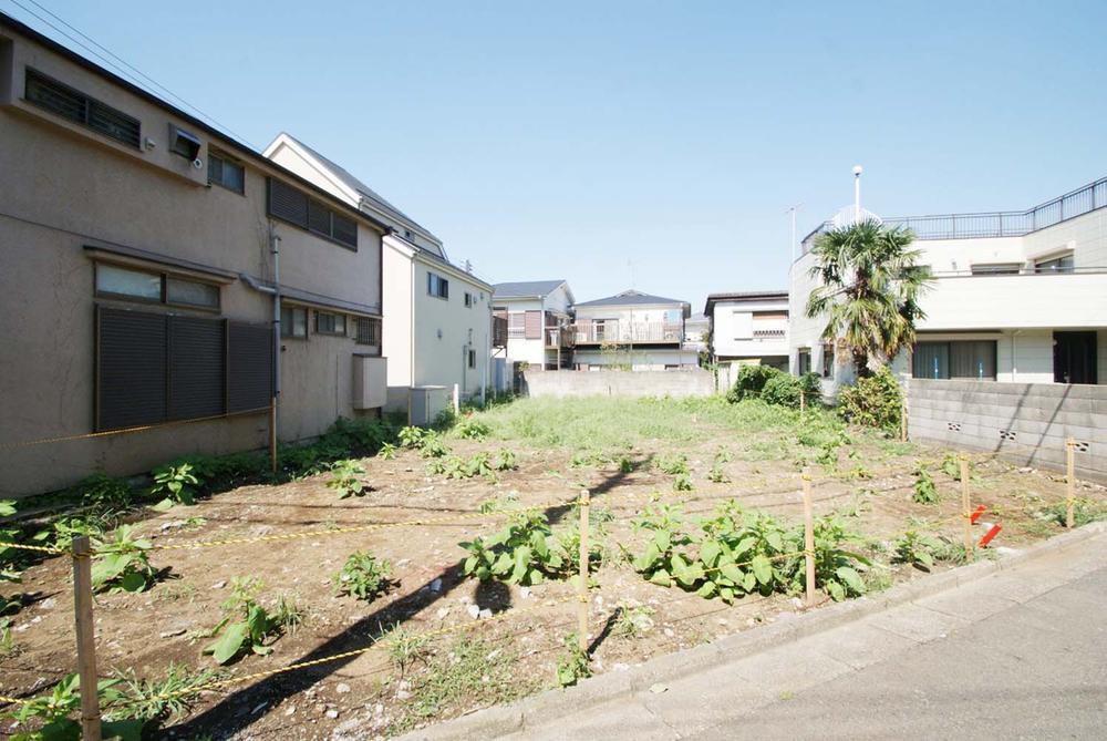 Local land photo. Sunny south road. Enjoy the stylish streets. 