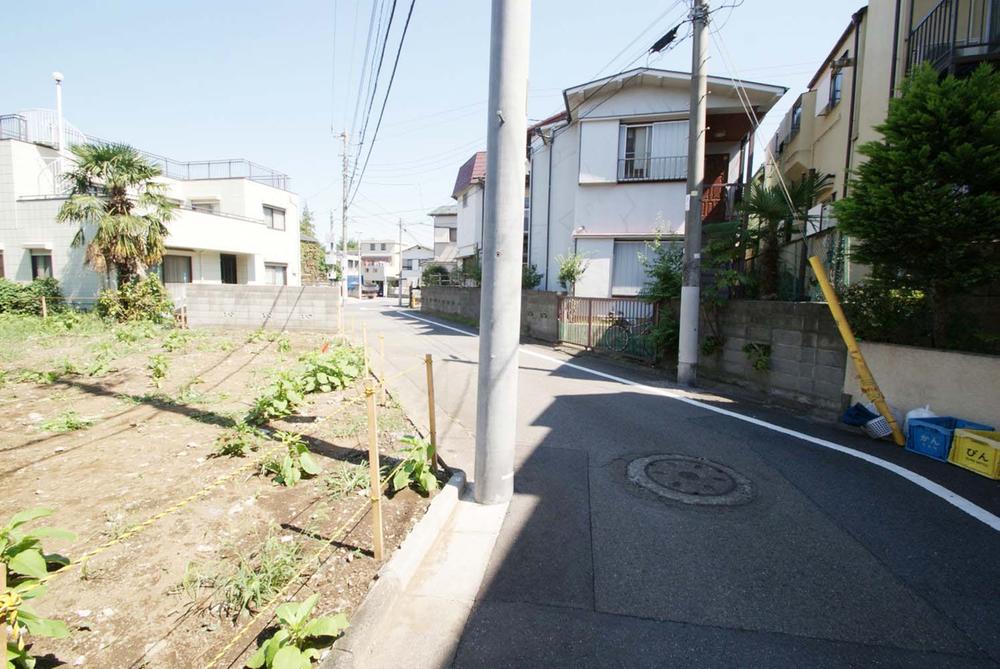 Local photos, including front road. "Ogikubo" In addition, the central line "Asagaya" Station is both Station available is also the Marunouchi Line station of origin. 