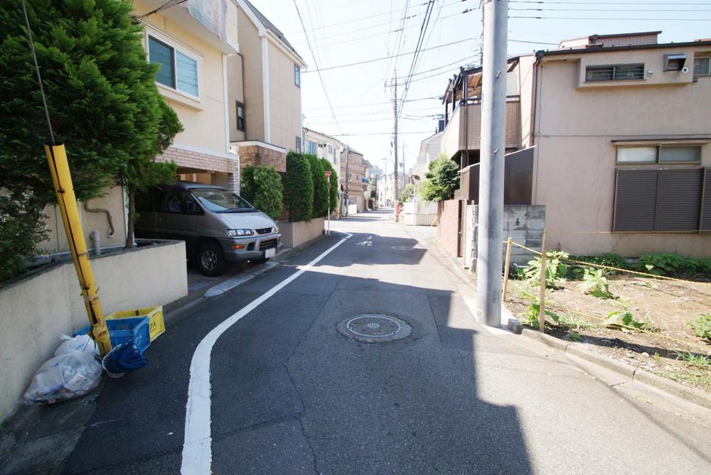 Local photos, including front road. And out of the car is a breeze. A quiet street boasts. 