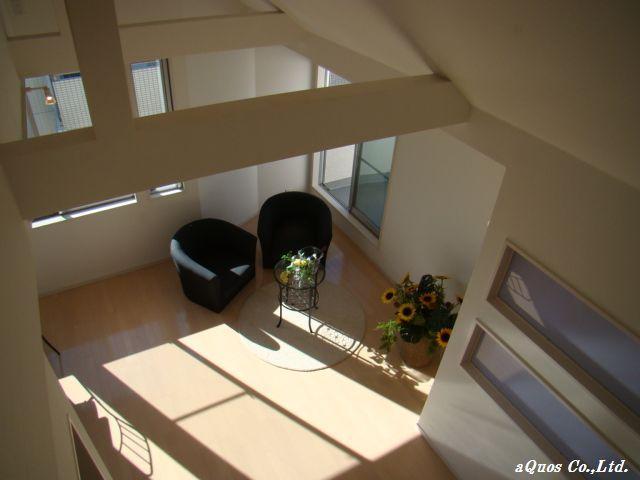 Same specifications photos (living). Maximum ceiling height 3.9M and an open feeling is preeminent of living.