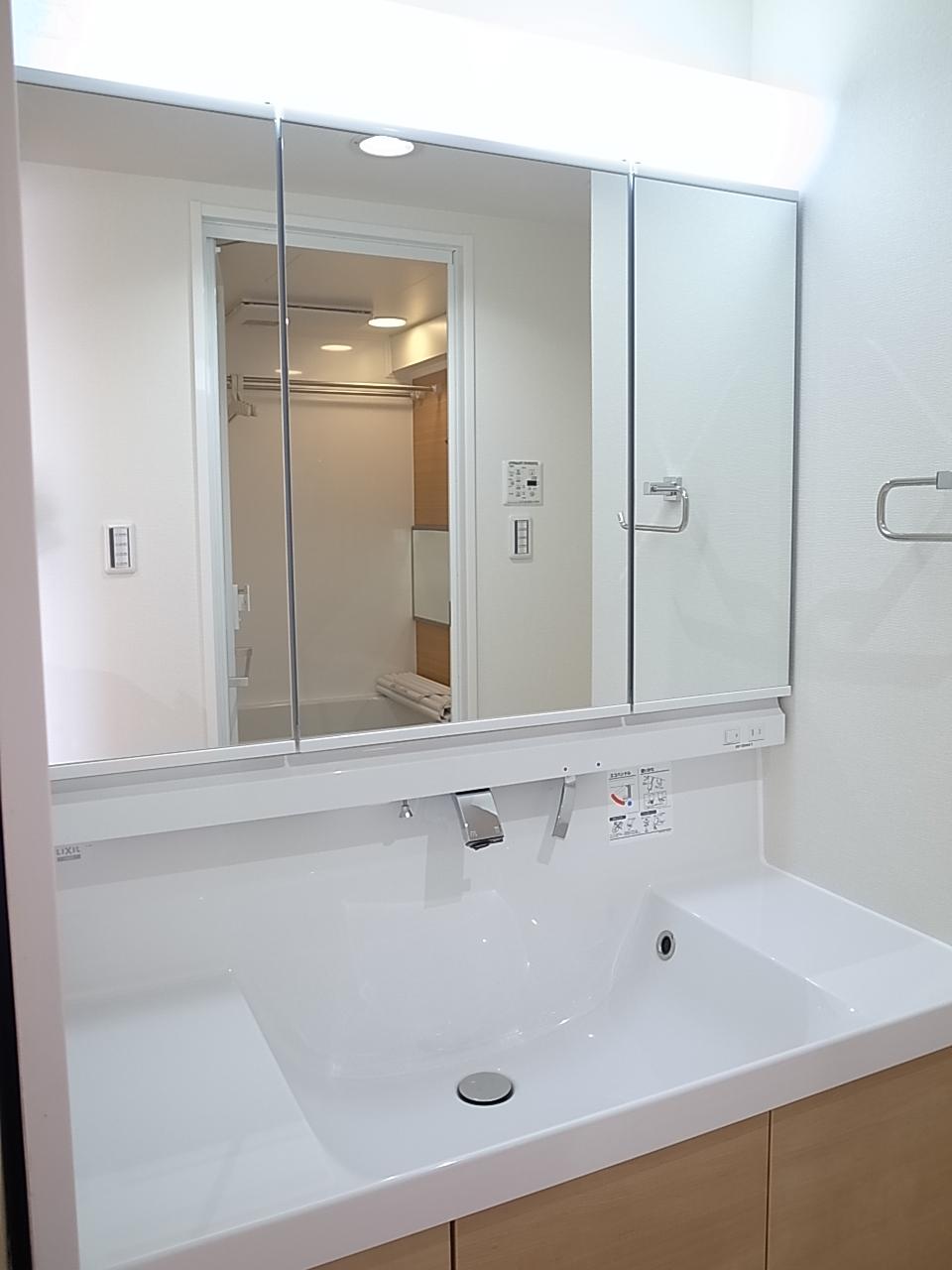 Wash basin, toilet. Mirror Ura, Lower receiving is rich