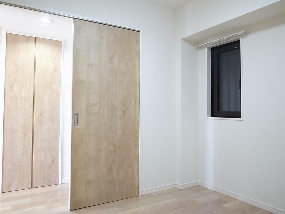 Non-living room. Western-style (entrance side)