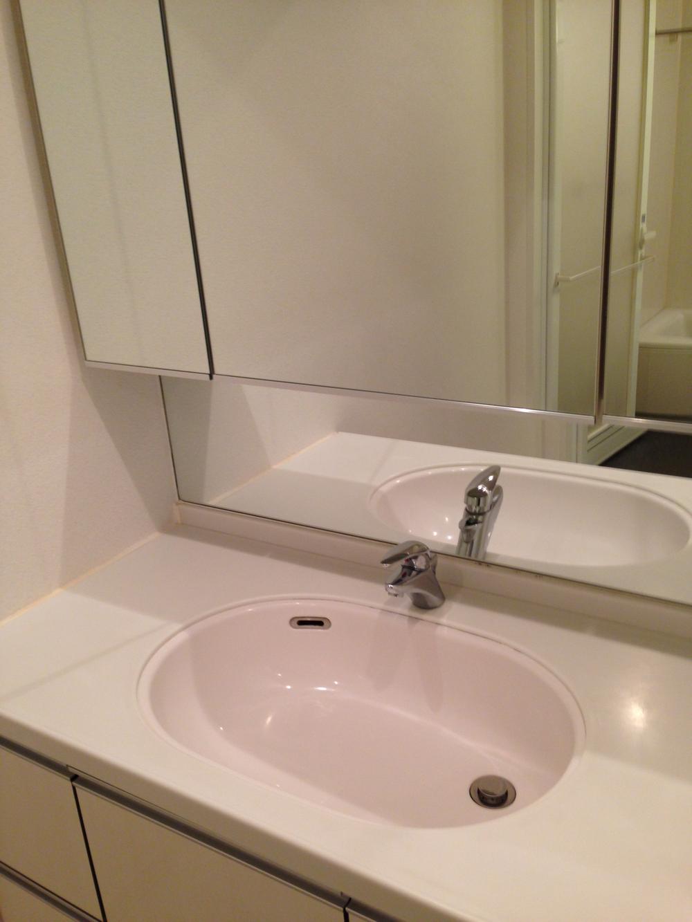 Wash basin, toilet. Indoor (11 May 2013) Shooting