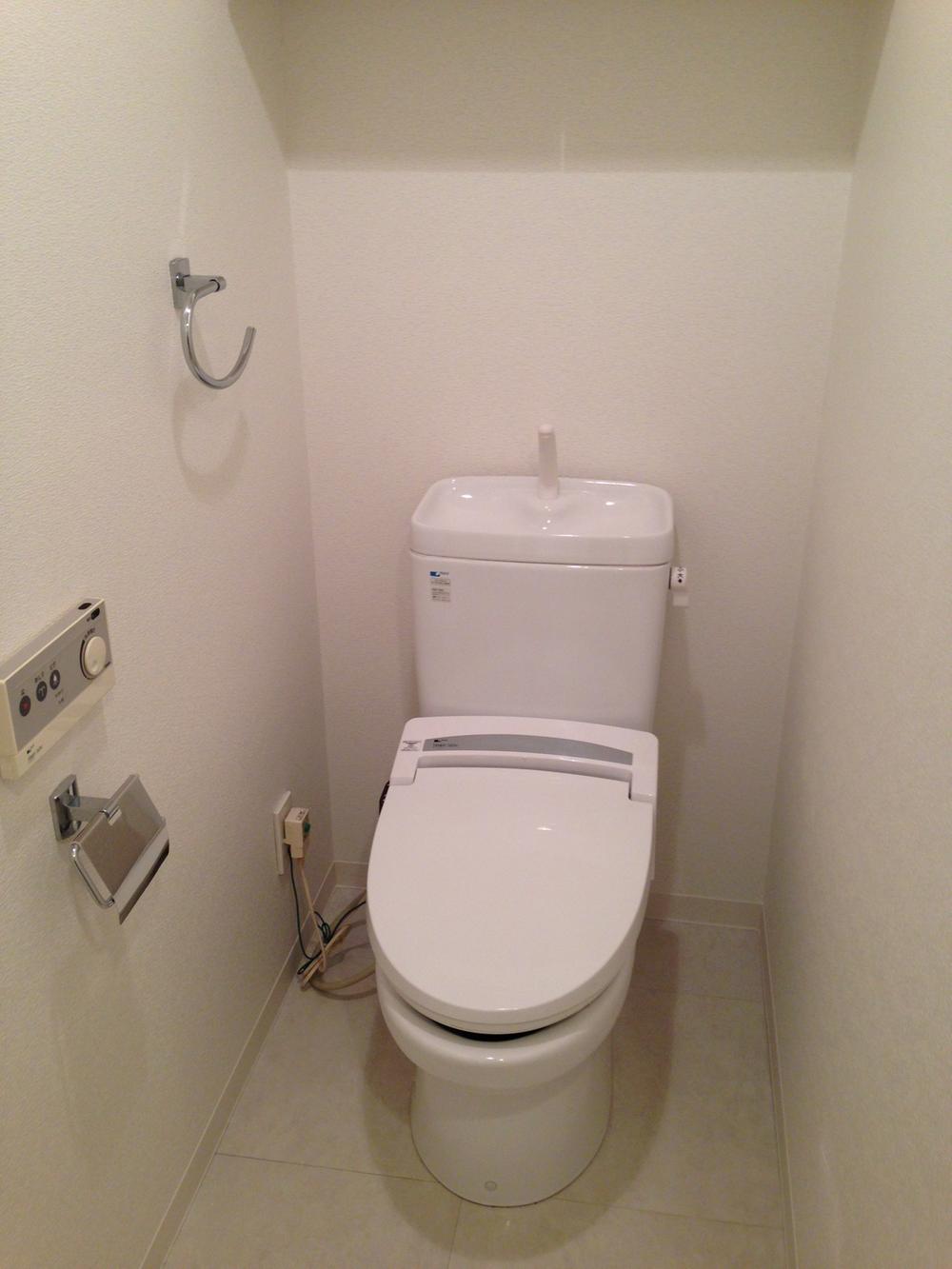 Toilet. Indoor (11 May 2013) Shooting