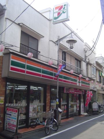 Convenience store. 210m to Seven-Eleven (convenience store)