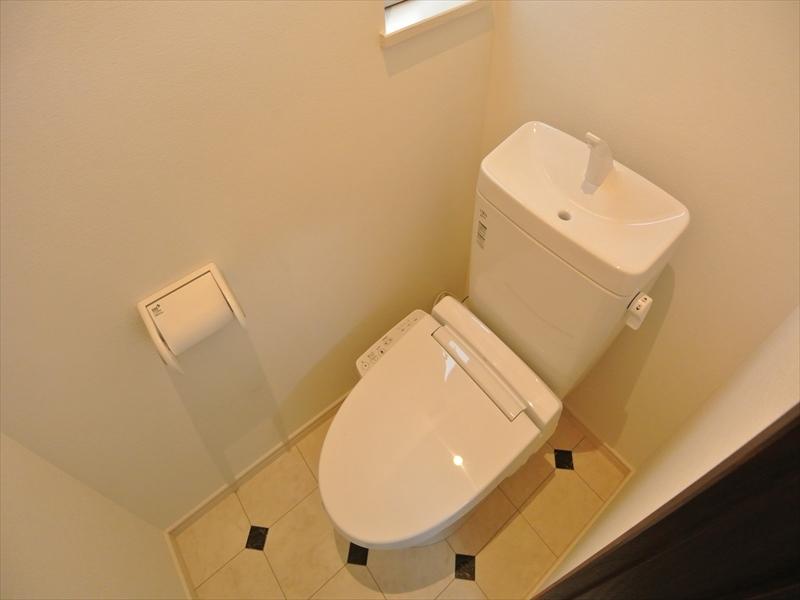 Toilet. Local (September 2013) Shooting