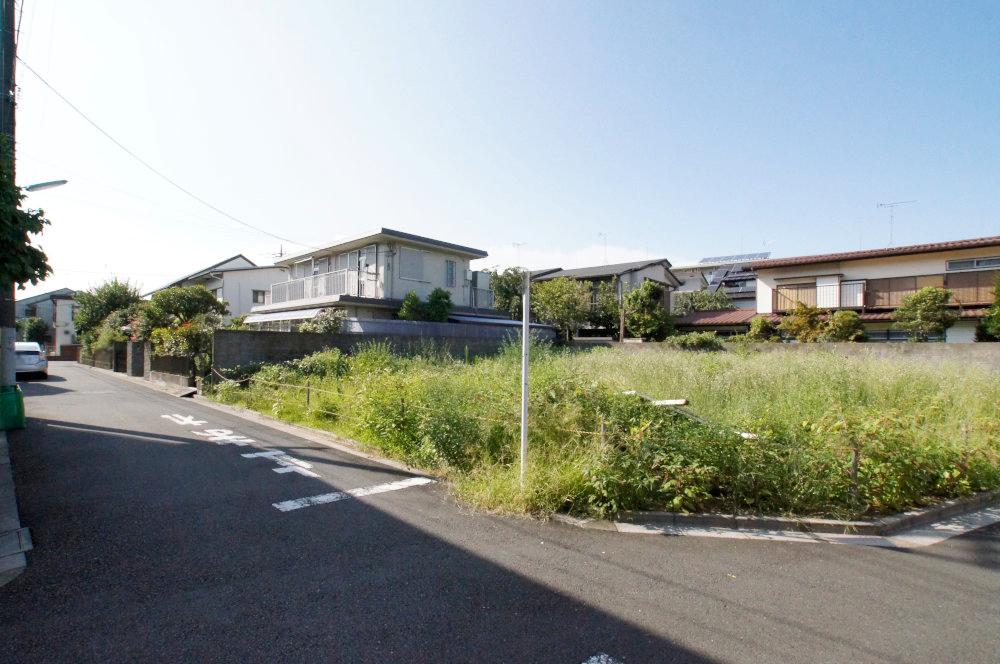 Local photos, including front road. South front road day of 5m does not meet you very much