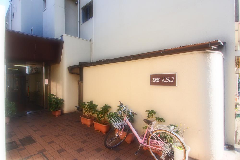 Entrance. Common areas