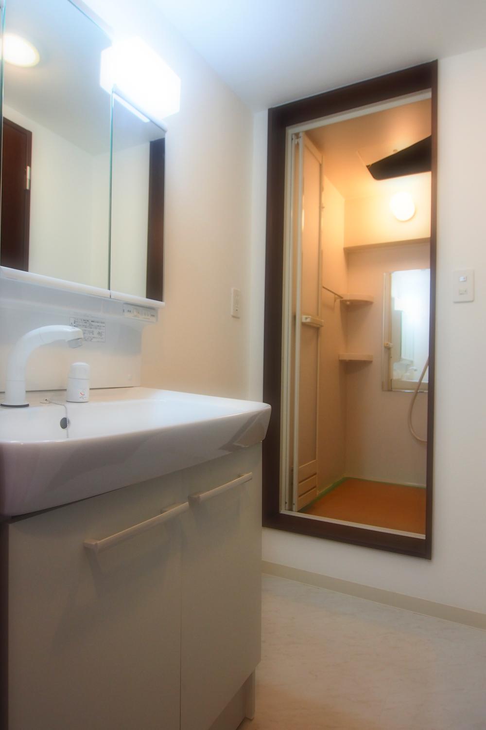 Wash basin, toilet. Indoor (11 May 2013) Shooting
