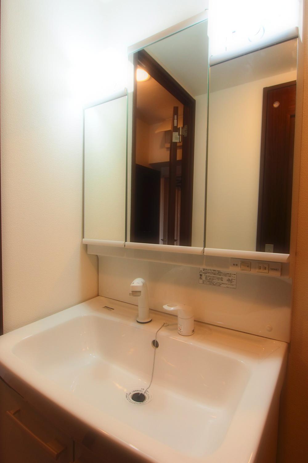 Wash basin, toilet. Indoor (11 May 2013) Shooting