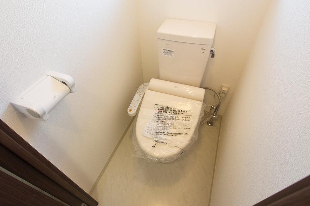 Toilet. Indoor (11 May 2013) Shooting