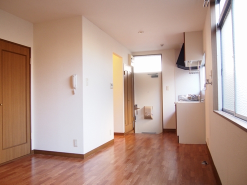 Other room space. Dining kitchen 8.9 Pledge! There is large storage!