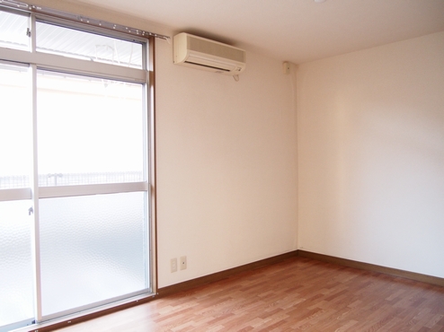 Living and room. South-facing Western-style rooms are air-conditioned.