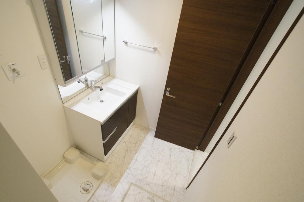 Wash basin, toilet. Three-sided mirror washbasin (B Building)