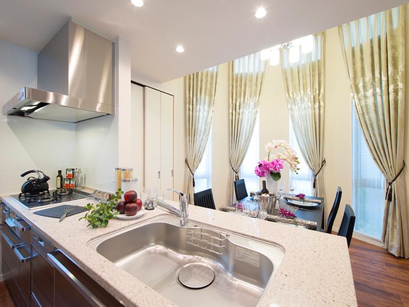 Kitchen. Artificial stone countertops with natural crystal. Heat-resistant ・ Excellent water resistance, Time is also a kitchen to keep the beauty to. (2013 April 6 Building shooting)