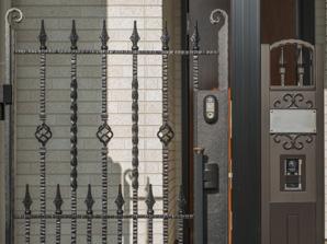 Gate with remote control lock (intercom linked ・ Open locking) (sale completed compartment)