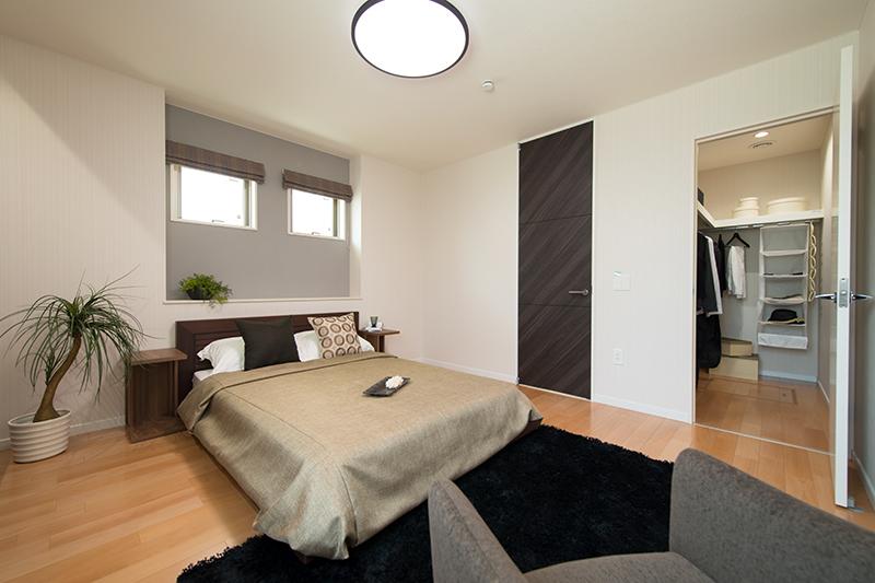 Living. The main bedroom which arranged the walk-in closet. The point is accent cross to produce a spread in space. (August 11 Building shooting 2013)