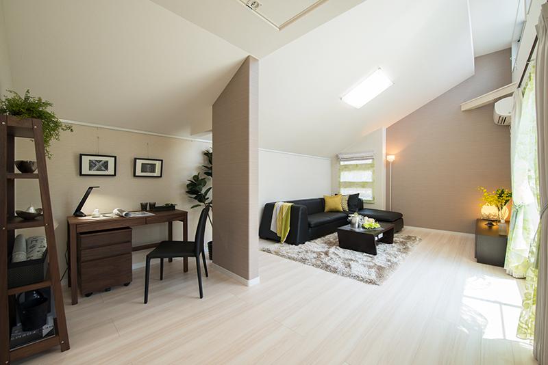 Living space with a study corner. High ceiling will produce the brightness. (11 Building August 2013 local shooting)