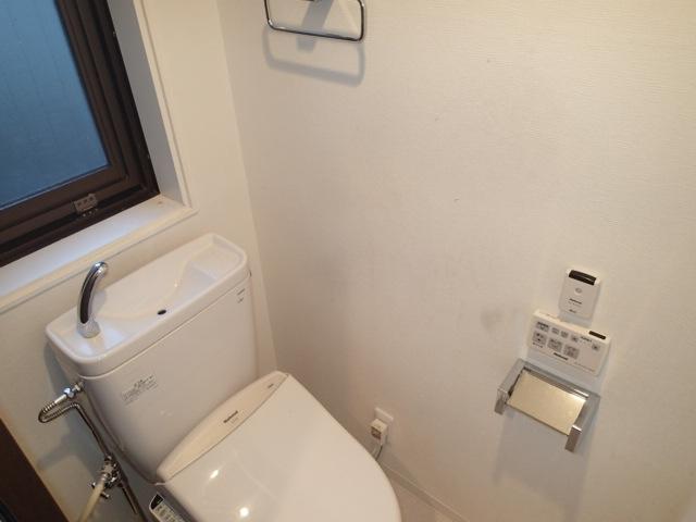 Toilet. Indoor (12 May 2013) Shooting
