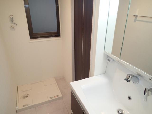 Wash basin, toilet. Indoor (12 May 2013) Shooting