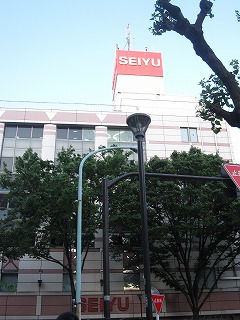 Supermarket. Seiyu to (super) 820m