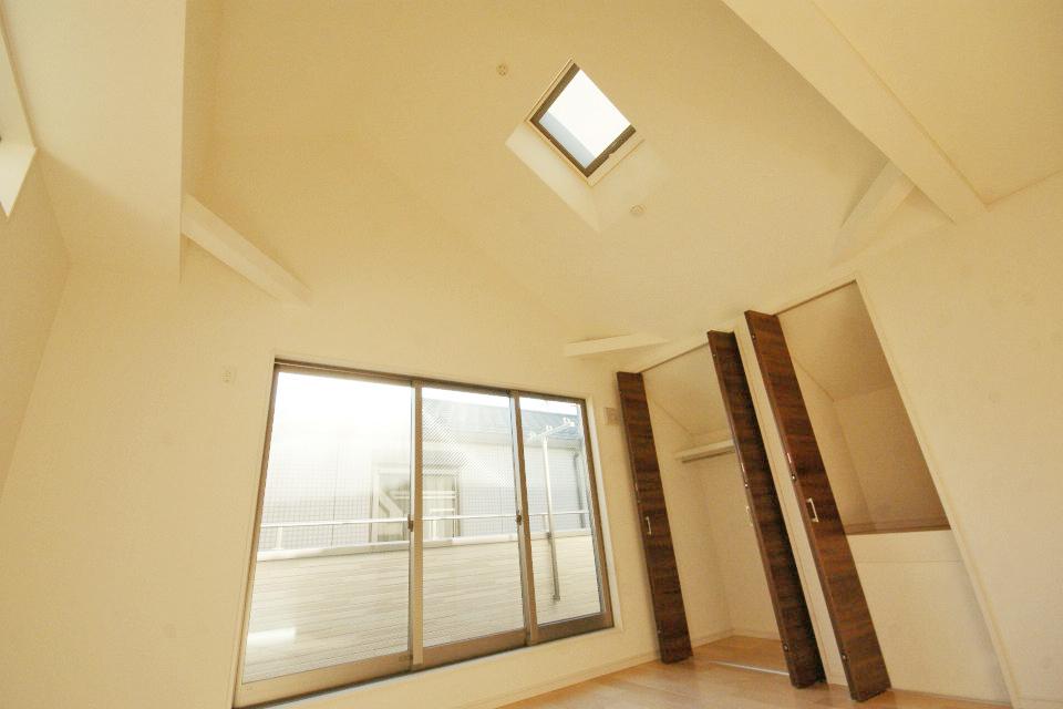 Same specifications photos (Other introspection). We are living with a sense of relief that incorporate the atrium. Also worked the effect of the top light. (Example of construction)