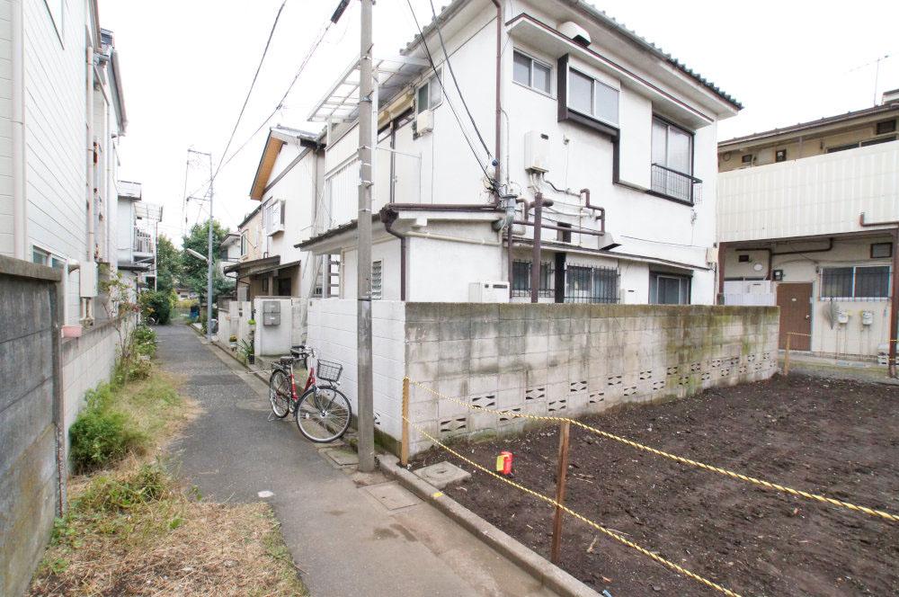 Local photos, including front road. It is a small residential area of ​​street car. Small children is also safe. 