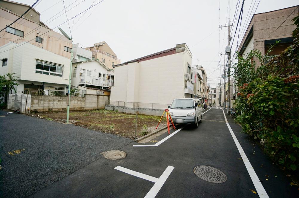 Local photos, including front road. Since the present situation is a vacant lot, Situation such as the degree per sun is your easy checking. 