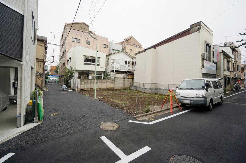 Local photos, including front road. Total floor area of ​​110 sq m or more of the building are available architecture. 