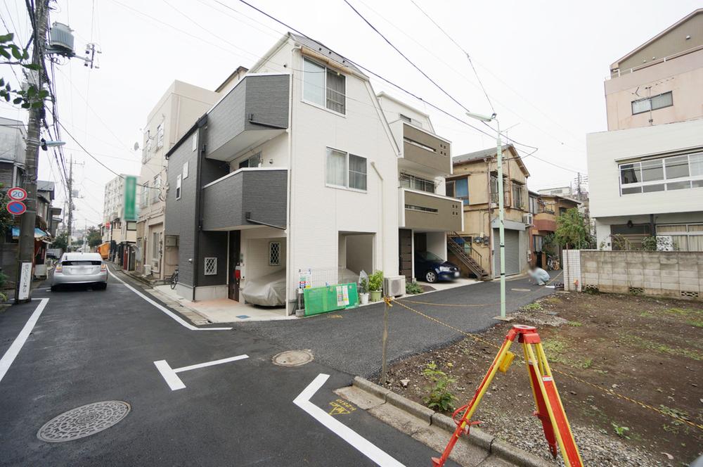 Local photos, including front road. Land area 25.64 square meters, Building coverage 60%, Since it is a volume rate of 200%, Building with the volume is available architecture. 