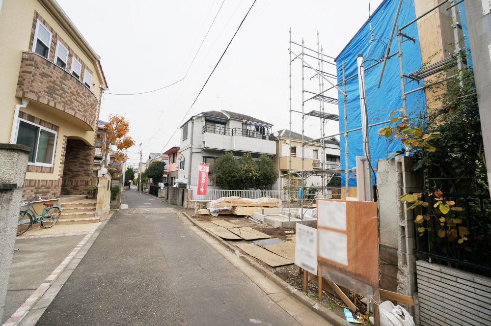 Local photos, including front road. The nearest elementary school, Junior high school is within walking distance.