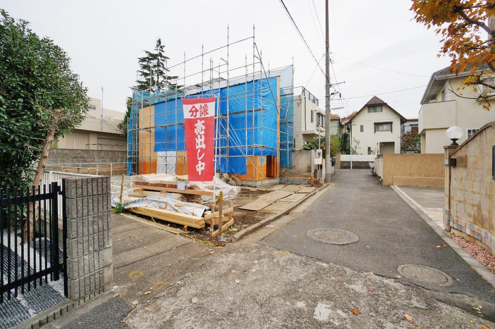 Local photos, including front road. Newly built single-family Suginami Ogikubo 2-chome. All two buildings. It is currently under construction. I finished I look forward to. Flat 35 available properties. It will be with ALSOK home security. Center line, Marunouchi Line is "Ogikubo" station walk 14 minutes of good location. Come see once