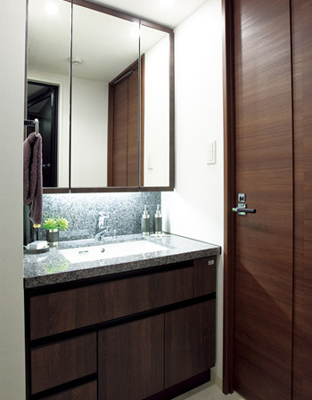 Bathing-wash room.  [Powder Room] Available storage space in the back of a large mirror. A convenient storage of cosmetics such as small parts, You can use cleaner.