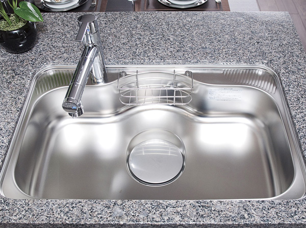 Kitchen.  [Quiet wide sink / Built-in water purifier with mixing faucet] Platter or wok also whole washable wide sink, Quiet specification to keep the I sound water. It is with a storage pocket that can be organized, such as detergent. Kitchen faucet is in consideration of the ease-of-use, Nozzle Hikinobase, It is a useful specification that water reaches to every corner.