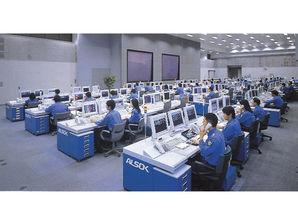 Security.  [A 24-hour remote security system of comprehensive security guard] It is a security service that provided by the partnership with Sohgo Security Services Co., Ltd.. At the time of occurrence of abnormality, Originating in the central control device a very alert, such as fire alarms in each dwelling unit is in the control room, In ALSOK guard center of the 24-hour-a-day, The remote monitoring by camera, Management in accordance with the alarm receiving content company ・ police ・ Fire fighting ・ Contact to such ALSOK riot police to quickly deal. (Reference photograph)