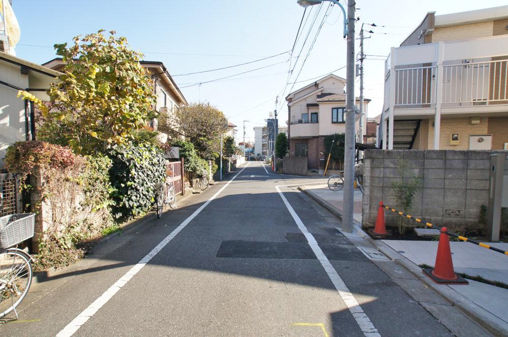 Local photos, including front road. Front road is spacious 5.45m. Car Street also less, Small children is also safe.