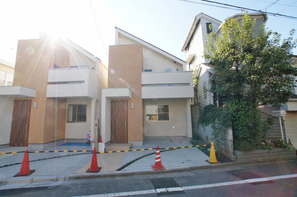 Local appearance photo. All two buildings site. It is both shaping land.