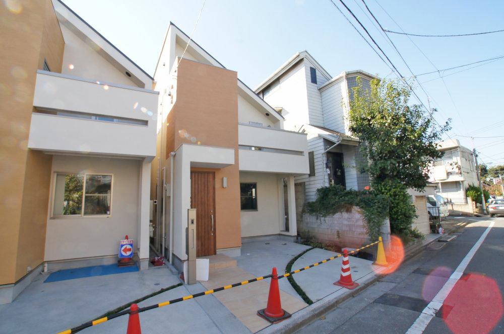Local appearance photo. New construction sale of Suginami Momoi 4-chome. All two buildings site. So we have the building completed, You can preview any time. Flat 35S subject property. LDK18.8 is the Pledge of 3LDK. Center line is a good location of "Nishiogikubo" station a 15-minute walk.
