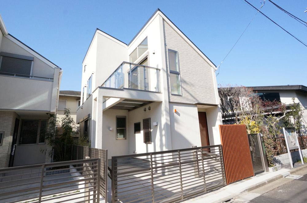 Local appearance photo. It is the introduction of newly built single-family Suginami Shoan 1-chome. Long-term high-quality housing support and seismic ・ Energy saving highest grade acquisition, The Secom rooms and building grade is a mansion where there is confidence. I'd love to, Please taste the "quality" in your own skin.