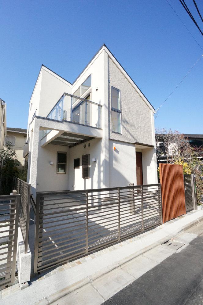 Local photos, including front road. A quiet residential area.