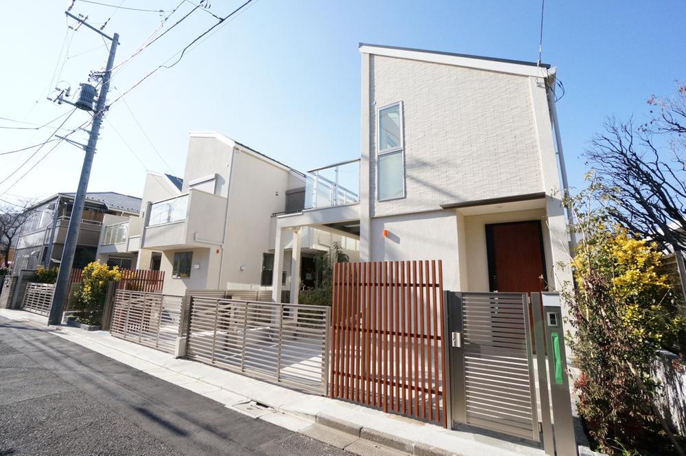 Local photos, including front road. Small front road of traffic.