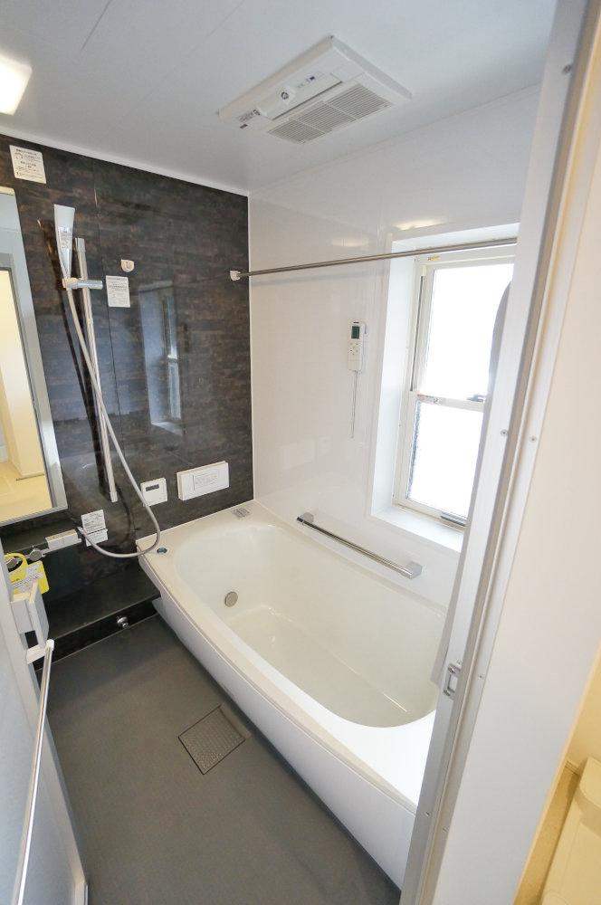 Bathroom. Ventilation dryer with the system bus. It is a space that will heal daily fatigue.